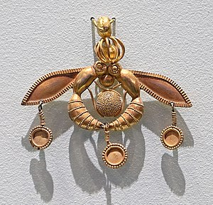 Archaeological_Museum_of_Heraklion_–_Bee_pendant.jpg